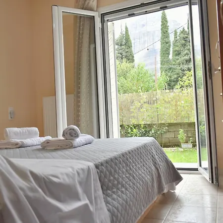 Petit House Under The Rocks *