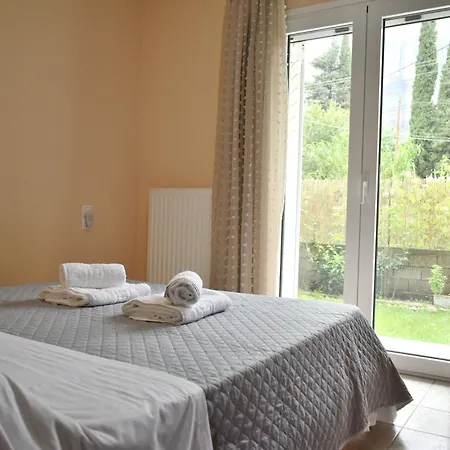 Petit House Under The Rocks Kalambaka