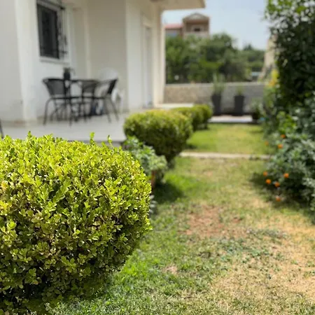 Petit House Under The Rocks Apartment *