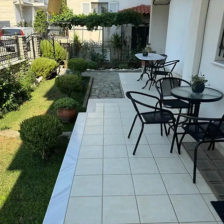 Petit House Under The Rocks *