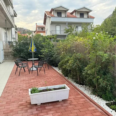 Petit House Under The Rocks Apartment *