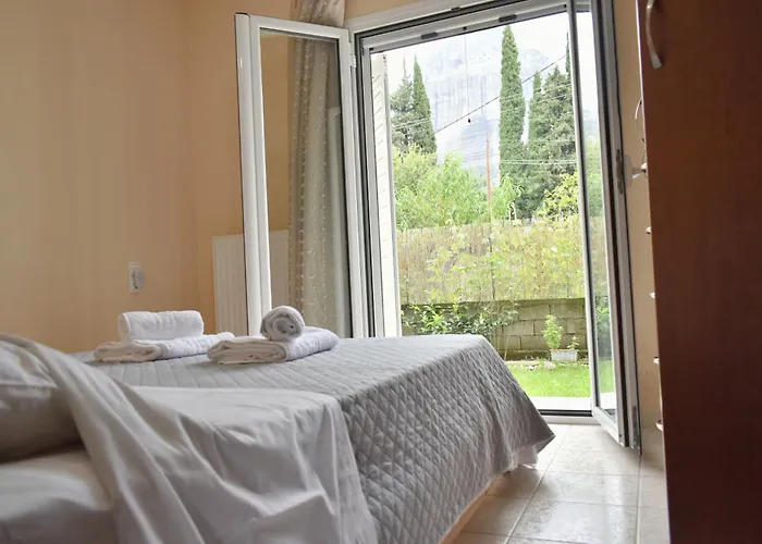 Petit House Under The Rocks *