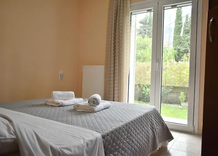 Petit House Under The Rocks Kalambaka