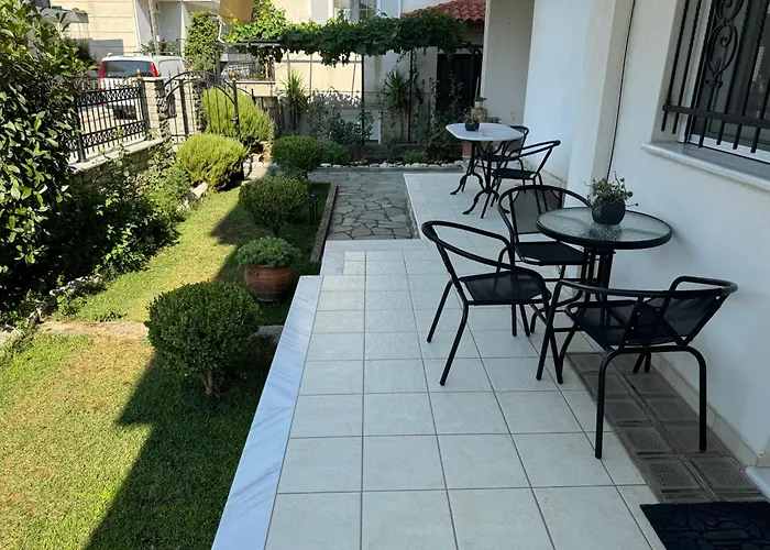 Petit House Under The Rocks *